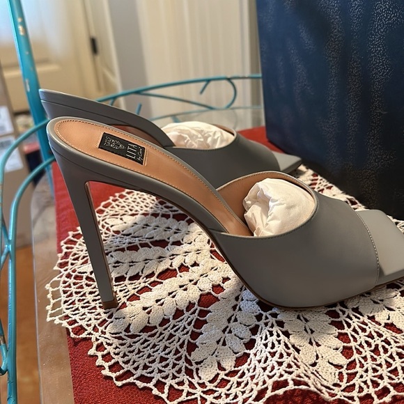 NWT Lita by Ciara Solid Square toe Slide. Silver. Italian leather and made Italy - Picture 6 of 8